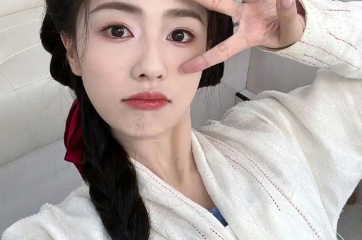 德云社孙越近期陷入耍大牌争议事发停车场路人偶遇上前问好索要签名虽口头应声却未停下脚步径直上车离开这段视频流出后引发网友