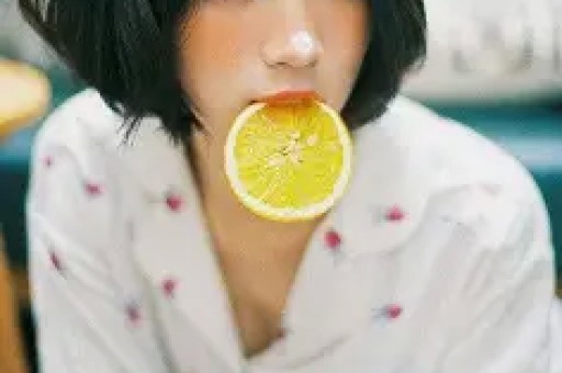 62岁男明星迎娶25岁丹麦美女教练38岁年龄差惊到众多吃瓜网友